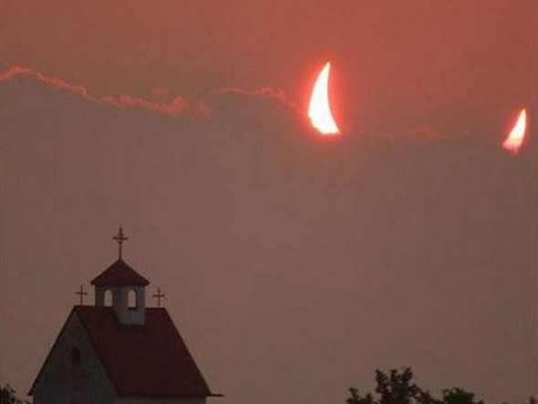 Eclipse-devil-horns-church-all-timed-perfectly-resizecrop--
