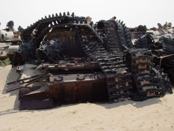a_mass_graveyard_of_tanks_in_kuwait_640_10