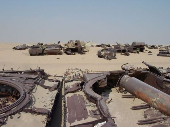 a_mass_graveyard_of_tanks_in_kuwait_640_12