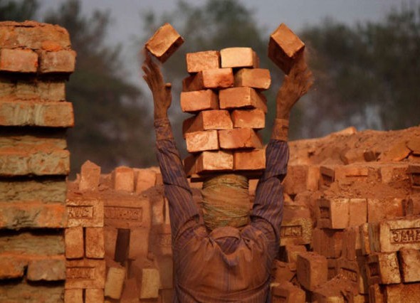 human_beings_doing_extraordinary_things_640_04 brick